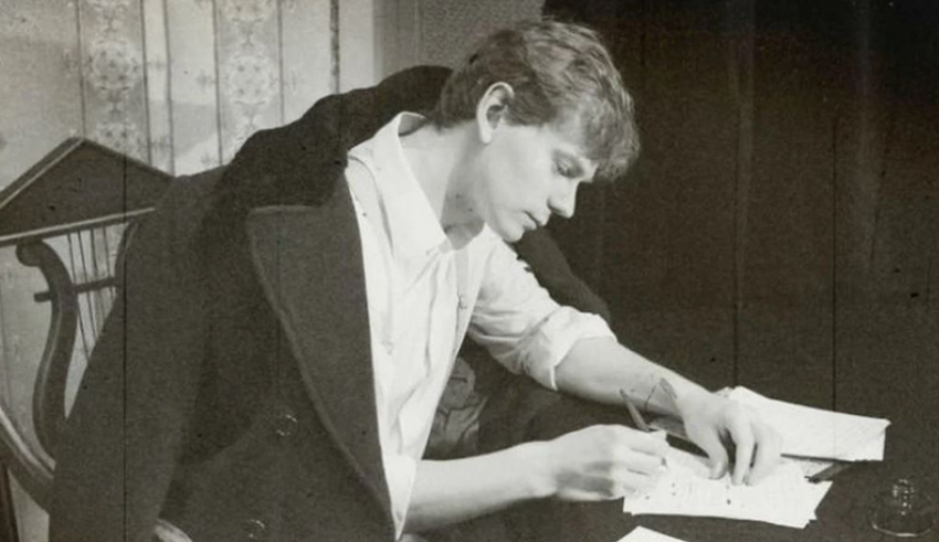 Есенин за работой. Одна из самых известных фотографий поэта. ФОТО: соцсети