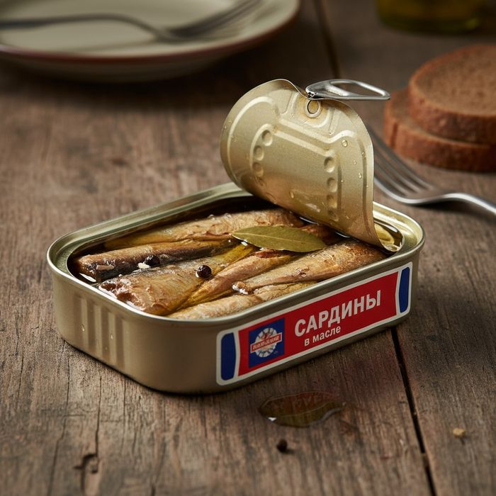 Фейковые рыбные консервы «За Родину» из Калининграда нашли в магазинах в Крыму. Фото сгенерировано нейросетью Perplexity по материалам статьи.