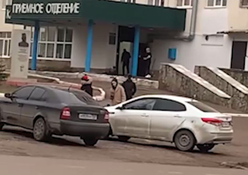Очевидец заснял на смартфон, как охранник выволок и отпинал мужчину. Фото: @t.me/mash_batash