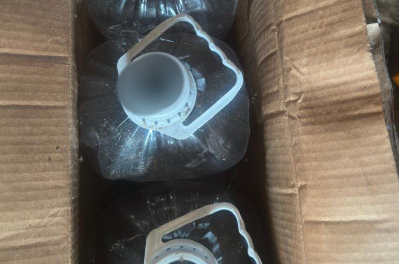 Было изъято более тысячи литров палёного алкоголя. ФОТО: t.me/mashmoyka