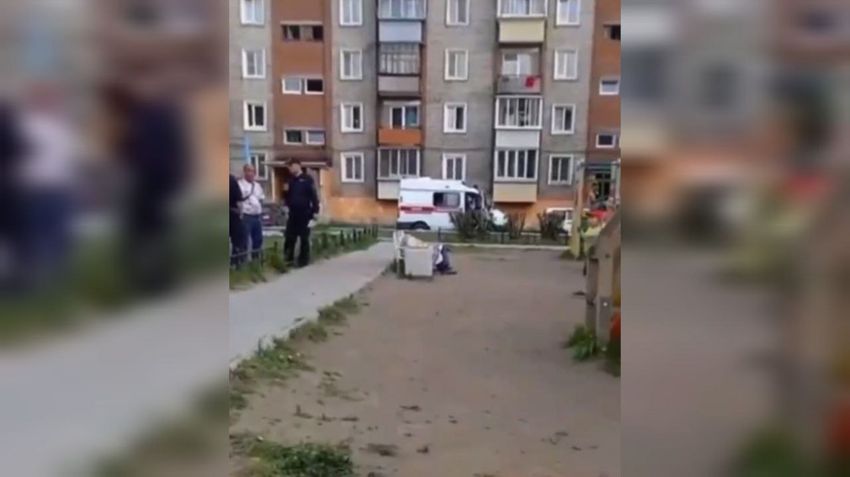 В столице Бурятии мужчина умер прямо на скамейке у детской площадки, а дети еще несколько часов гуляли рядом. Фото: t.me/babr_mash