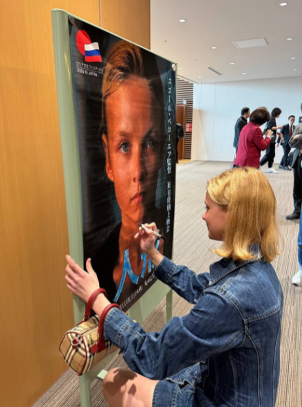 Егор Бероев с возлюбленной на презентации фильма. ФОТО: t.me/SuperRu