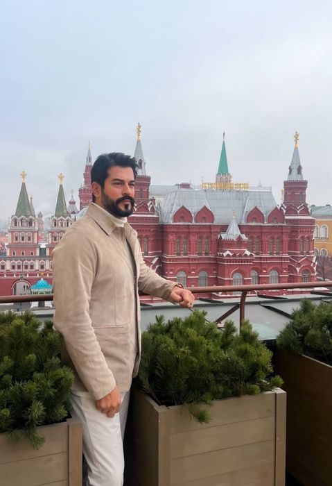 Главную достопримечательность столицы Бурак Озчивит уже посетил. Фото: Instagram (запрещен в РФ) / @burakozcivit