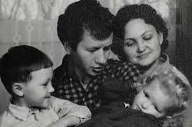 Леонид Быков с семьёй. Фото: личный архив