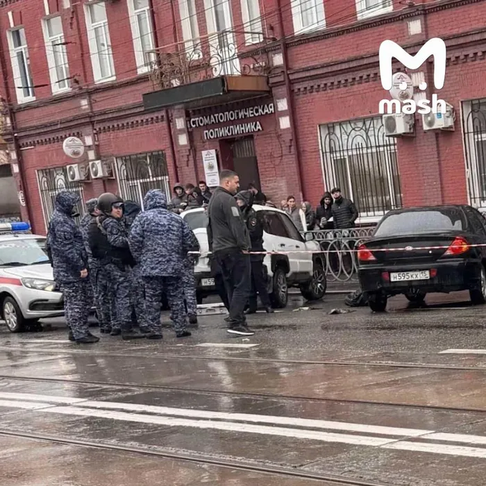 Приехавшие росгвардейцы быстро задержали нападавшего. ФОТО: t.me/mash