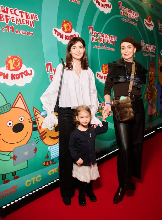 Алена Яковлева с дочкой и внучкой. ФОТО: СТС