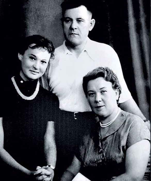 Юная Людмила Гурченко с папой и мамой. Фото: соцсети