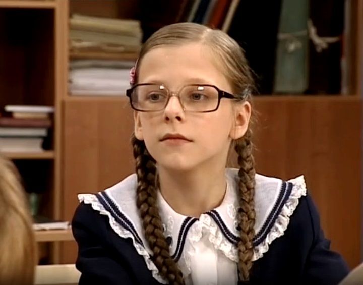 Лиза в образе Галины Сергеевны. Кадр из сериала «Папины дочки», 2007—2011, реж. Сергей Алдонин, Ирина Васильева (II) и др.