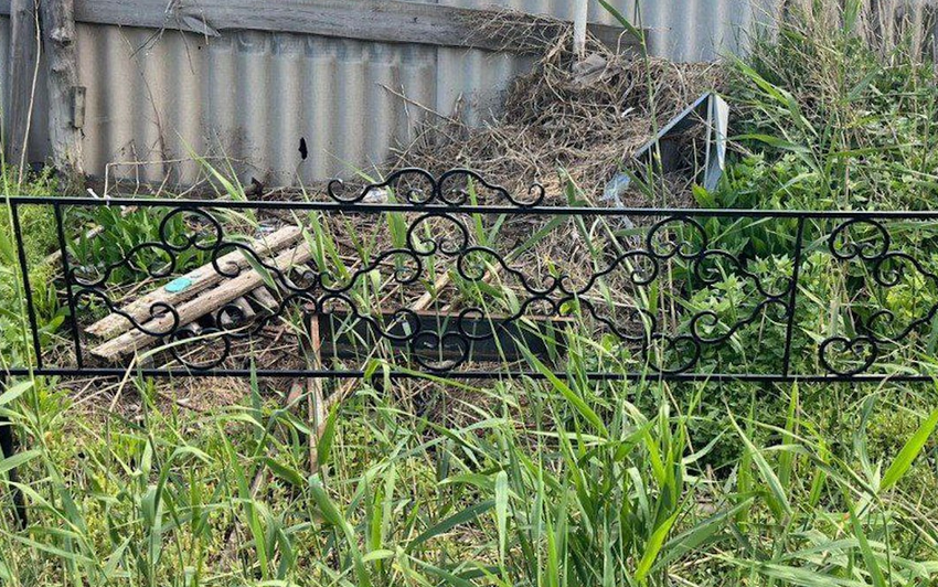 В Омске ритуальщик украл тумбу и памятник с могилы бабушки, что продать. Фото: t.me/mash_siberia