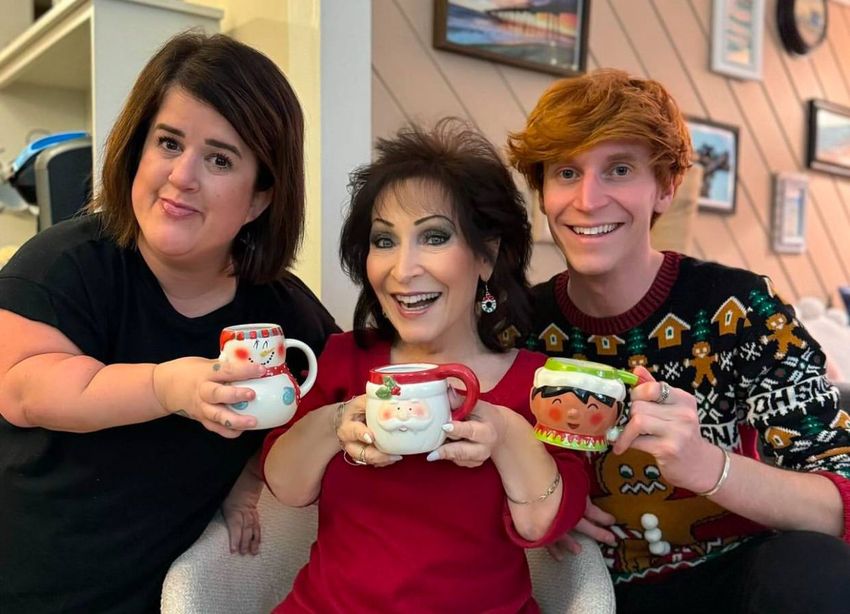 Блогер с мамой и сестрой. Фото: Инстаграм (запрещен в России) / @peetmontzingo