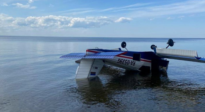 В Кронштадте легкомоторный самолет из-за отказал двигателя рухнул на пляж. Фото: t.me/mashmoyka