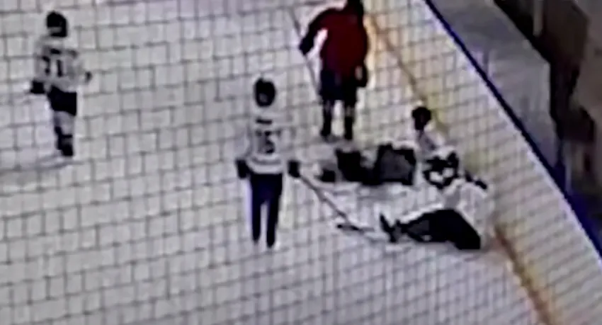 В Сибири тренер по хоккею заставил мальчика играть со сломанным позвоночником. Фото: t.me/mash_siberia