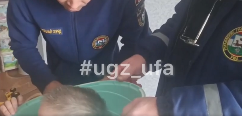 Освободить малыша удалось только при помощи спасателей. ФОТО: t.me/mash_batash