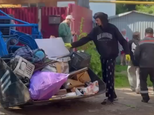 В Уфе из квартиры мужчины с синдромом Плюшкина вывезли 10 грузовиков мусора. Фото: t.me/mash_batash