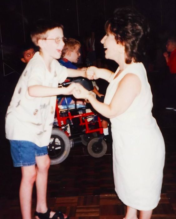 Пит в детстве с мамой. Фото: Инстаграм (запрещен в России) / @peetmontzingo