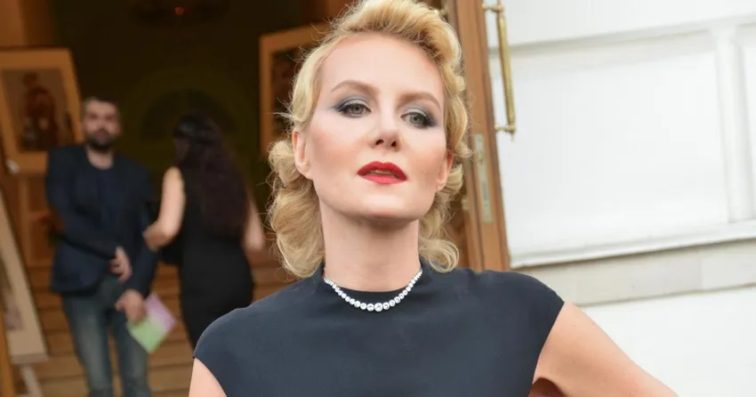 59-летняя Рената Литвинова прошлась по Парижу в черном облегающем комбинезоне. Фото: соцсети