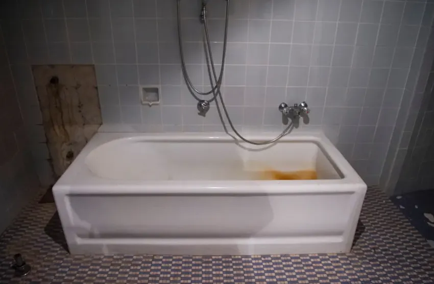 Кафель в ванной комнате местами не выдержал испытания временем