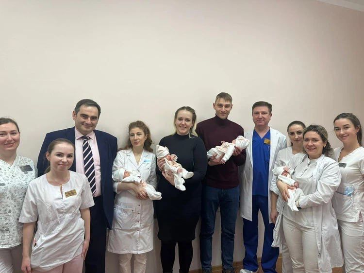 На выписке малышей присутствовала целая команда врачей. Фото: t.me/@iznankawomen