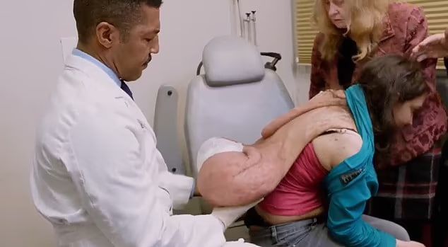 Американский хирург Осборн решил рискнуть и избавить Александру от мучений. Фото: dailymail.co.uk