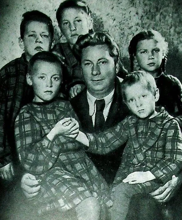 Василий Меркурьев со своими и приемными детьми. Фото: личный архив Меркурьевых