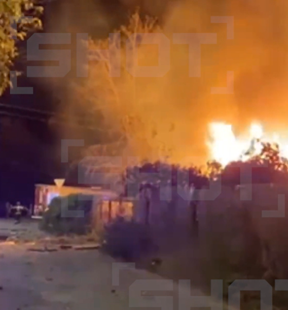 В результате падения обломков загорелись дома  частном секторе. ФОТО: t.me/shot_shot