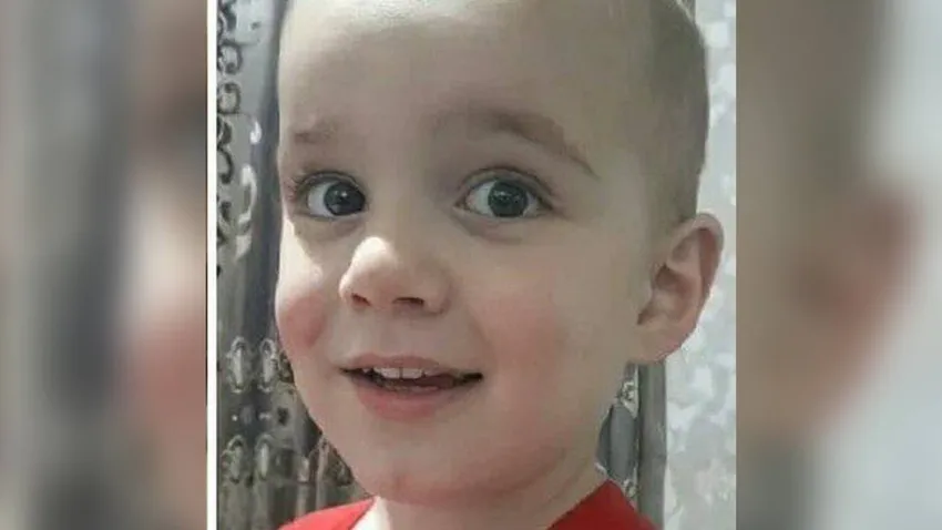 Кушать. Ребенок ест. Питание детей. Что делать если ребенок съел таблетку. Ребенок кусает игрушку.