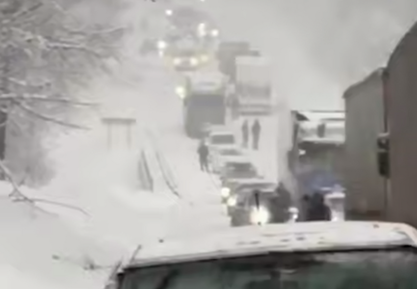 В Иркутской области около 10 тысяч машин застряли в пробке из-за сугробов. Фото: t.me/babr_mash