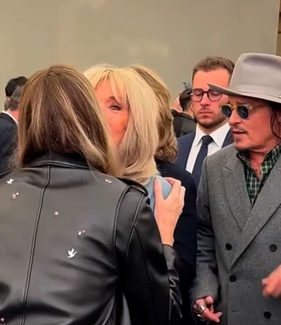 Шарлиз и Брижит обнялись как старые подруги. ФОТО: соцсети