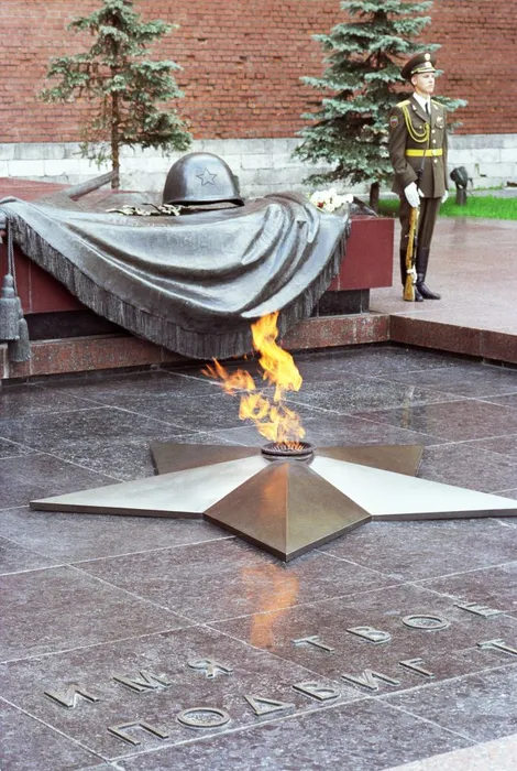 Москва. Вечный Огонь У Могилы Неизвестного Солдата В Александровском Саду. Фото: legion-media.ru
