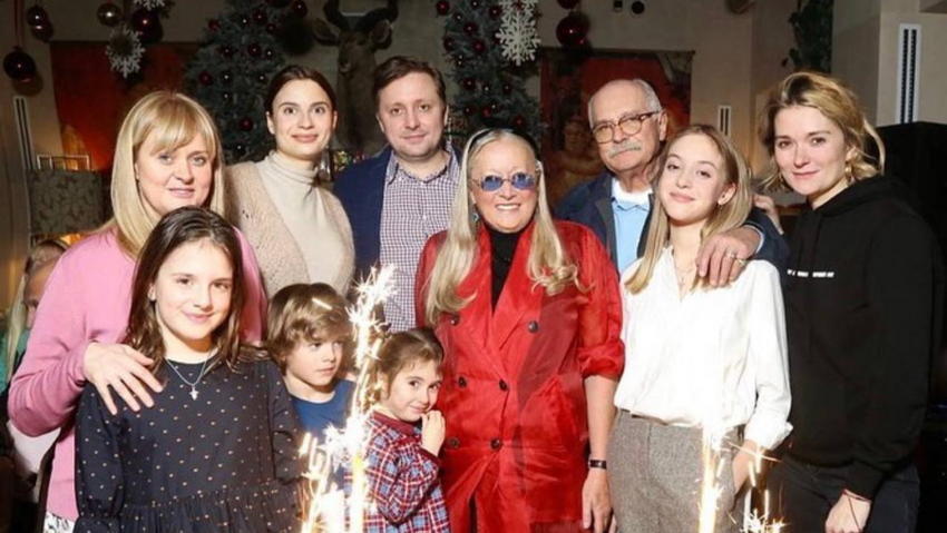 Никита и Татьяна Михалковы с детьми и внуками. Фото: соцсети