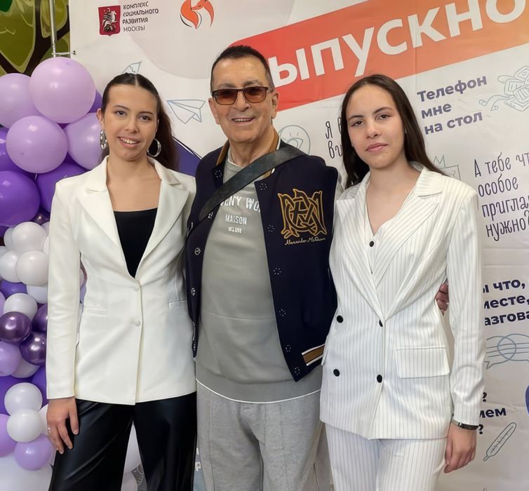 Буйнов обожает своих внучек-двойняшек. ФОТО: соцсети