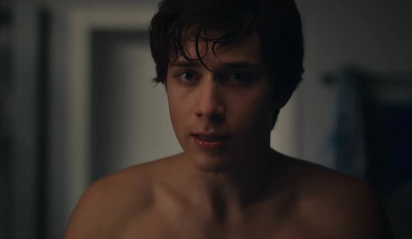 Главную роль в сериале исполнил 18-летний Алексей Онежен. Кадр из сериала «Первый раз», 2025, реж. Антон Мамыкин