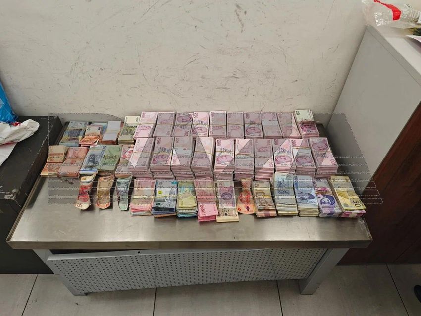 В Шереметьево мужчина пытался сбежать от таможенников с пачками купюр на $100000. Фото: t.me/bazabazon