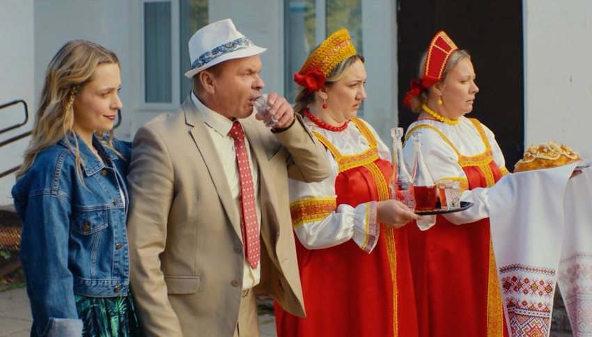 Жители села холодно приняли новых соседей. Кадр из сериала «Афродеревня», 2025, реж. Ашот Кещян, сцен. Сергей Богданов и Тимур Акавов