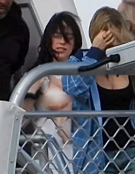 Билли Айлиш оголила грудь. Фото: Daily Mail 