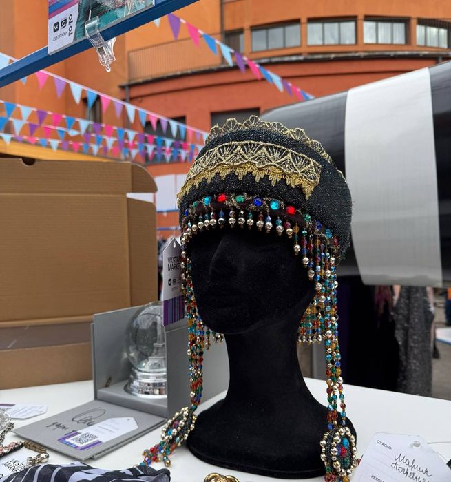 Украшенный бисером кокошник Надежды Кадышевой продают за 350 тысяч на ярмарке. Фото: t.me/vkstarmarket