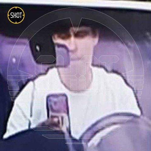 Головин частенько зависает в телефоне, сидя за рулем. Фото: t.me/shot_shot