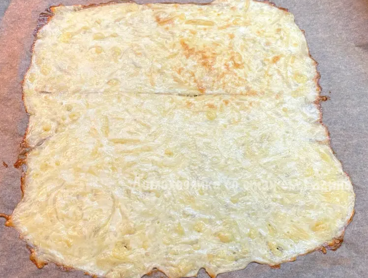 Как только сыр схватился и начал румяниться, сразу вынимаем