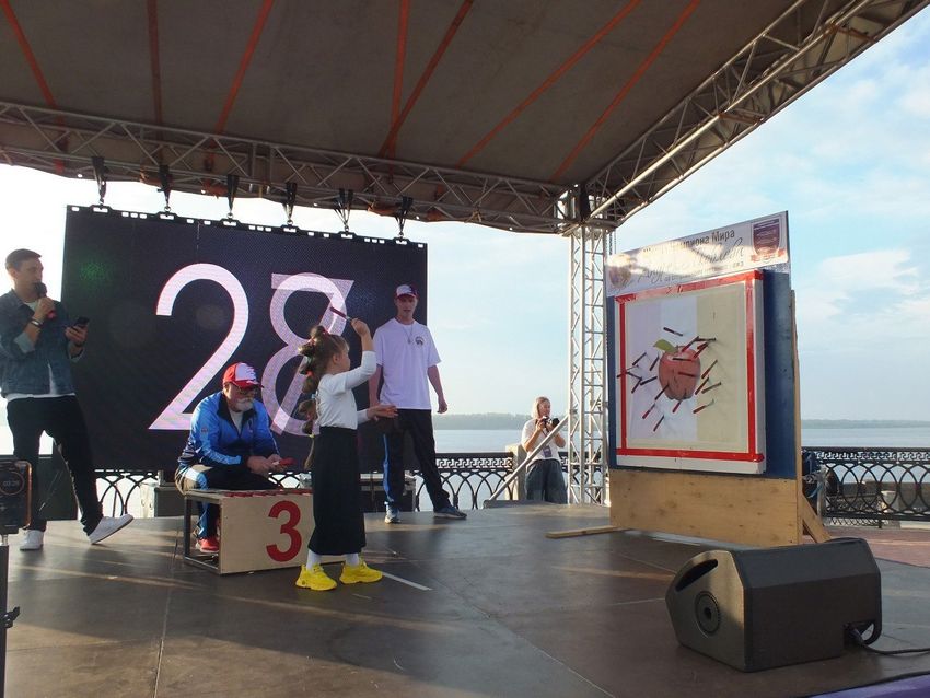 За 5 минут в цель попали 88 ножей. Фото: vk.com/samregion_press