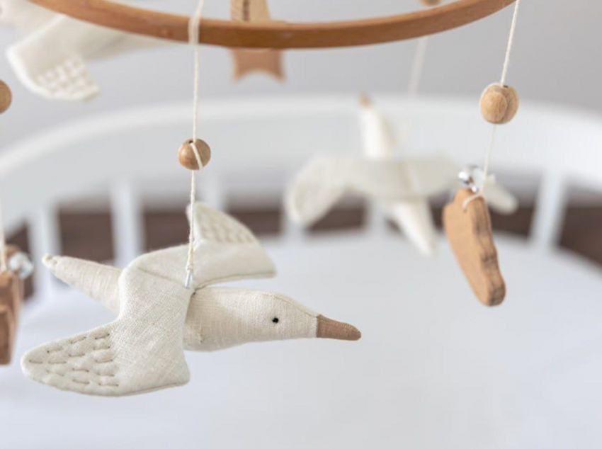 Офтальмолог: у детей может развиться косоглазие из-за погремушек над кроватью. Фото: t.me/+CKMg8rbNt904YzIy