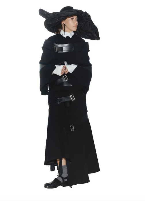 Вот в таком прикиде светская Ксения дефилировала по Парижу. ФОТО: соцсети