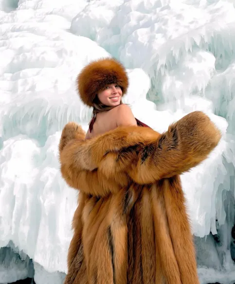 Полина Диброва позирует на Байкале. ФОТО: соцсети