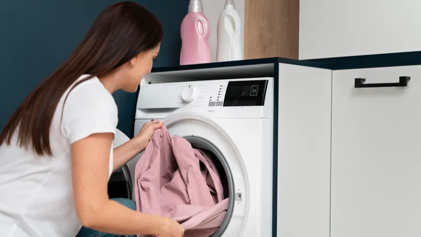 Застарелые жирные пятна сложнее убрать, чем свежие. Фото: freepik.com