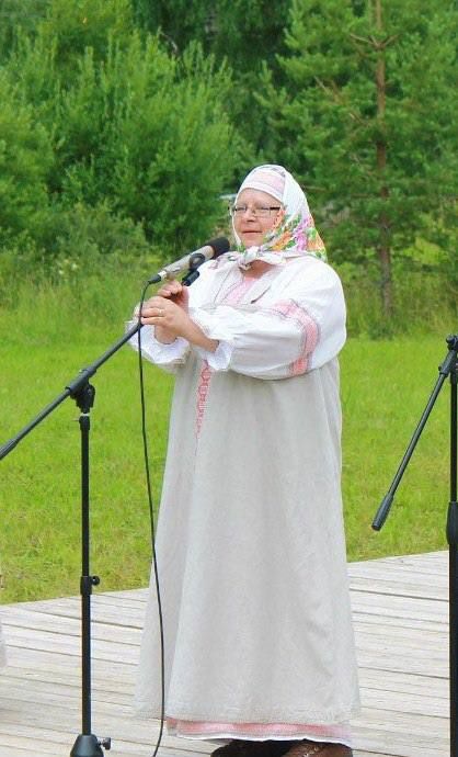 Женщина с удовольствием поет хит Скачева. Фото: личный архив