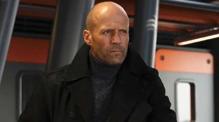 Джейсона Стэйтем чуть не «убили» в отеле Турции — его окружили русские фанатки. Фото: соцсети