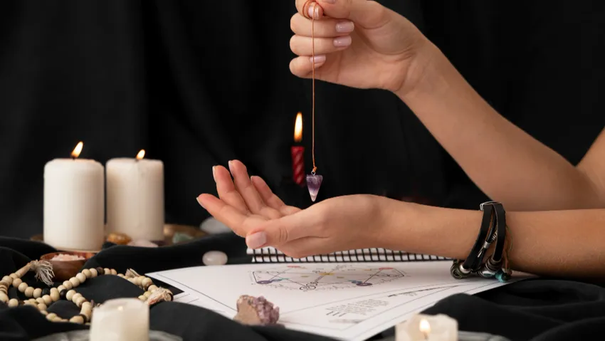 Гадания часто делали именно вечером 6 января и в ночь на 7-е. Фото: freepik.com