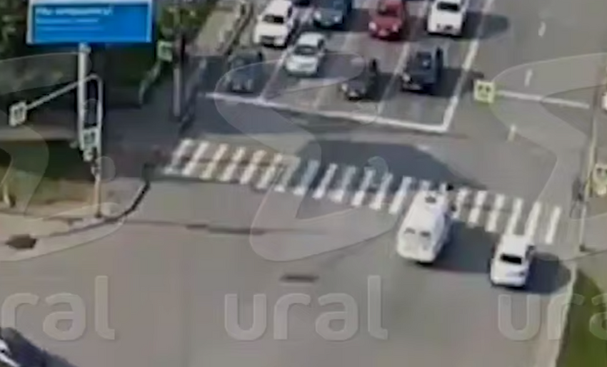 В Челябинске 10-летнего мальчика на самокате сбила летевшая на вызов скорая. Фото: t.me/url_mash