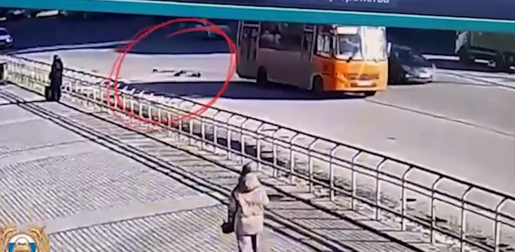 Нижегородку сбил пазик и протащил по городу. Фото: @t.me/mash_nimash