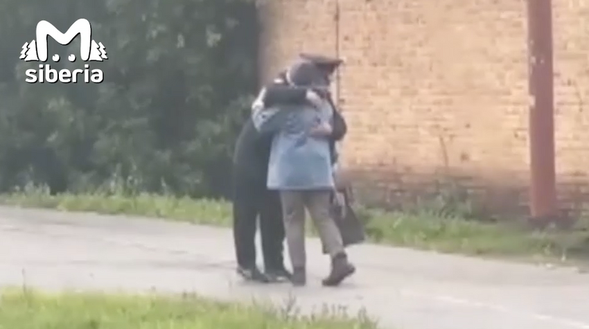 Мужчина, который дарил прохожим теплые объятия, переодевшись в форму полицейского. Фото: @mash_siberia