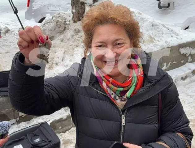 Выселение Долиной завершено. Адвокат Лурье показала ключи от квартиры. Фото: t.me/SuperRu
